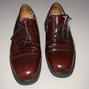 Classic cap toe Dockers shoe. Burgundy in color